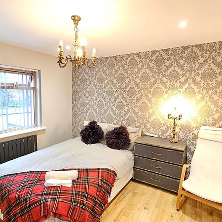 Beautiful Guest Rooms, Free Parking, 30Min Heathrow, 40Min Wembley, 60Min Central London غرينفورد المظهر الخارجي الصورة