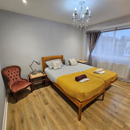 Beautiful Guest Rooms, Free Parking, 30Min Heathrow, 40Min Wembley, 60Min Central London غرينفورد المظهر الخارجي الصورة