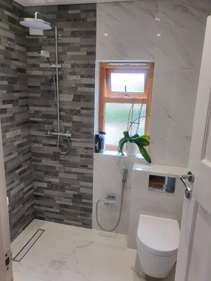 Beautiful Guest Rooms, Free Parking, 30Min Heathrow, 40Min Wembley, 60Min Central London غرينفورد المظهر الخارجي الصورة
