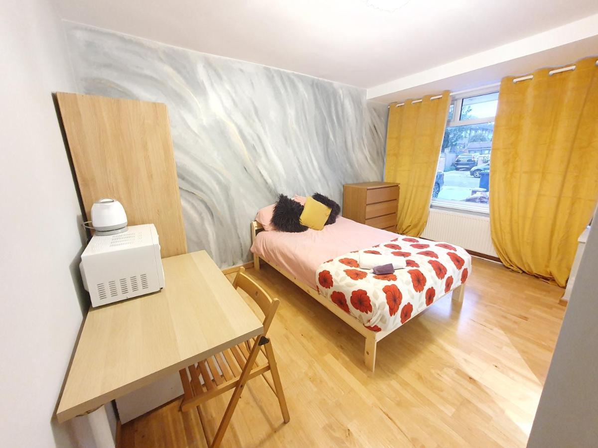 Beautiful Guest Rooms, Free Parking, 30Min Heathrow, 40Min Wembley, 60Min Central London غرينفورد المظهر الخارجي الصورة