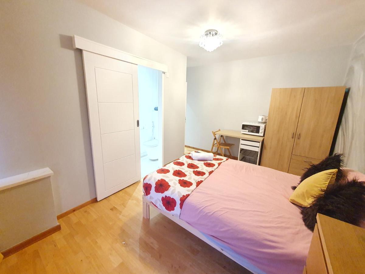 Beautiful Guest Rooms, Free Parking, 30Min Heathrow, 40Min Wembley, 60Min Central London غرينفورد المظهر الخارجي الصورة