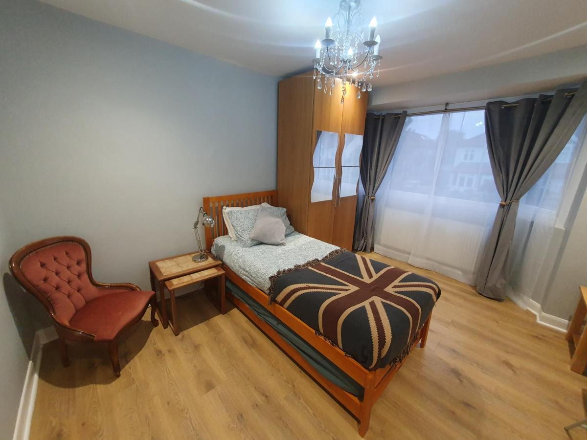 Beautiful Guest Rooms, Free Parking, 30Min Heathrow, 40Min Wembley, 60Min Central London غرينفورد المظهر الخارجي الصورة