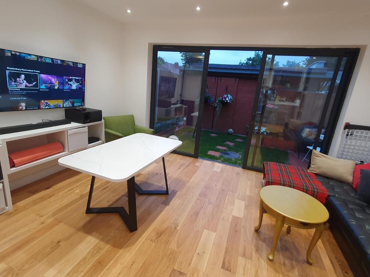 Beautiful Guest Rooms, Free Parking, 30Min Heathrow, 40Min Wembley, 60Min Central London غرينفورد المظهر الخارجي الصورة