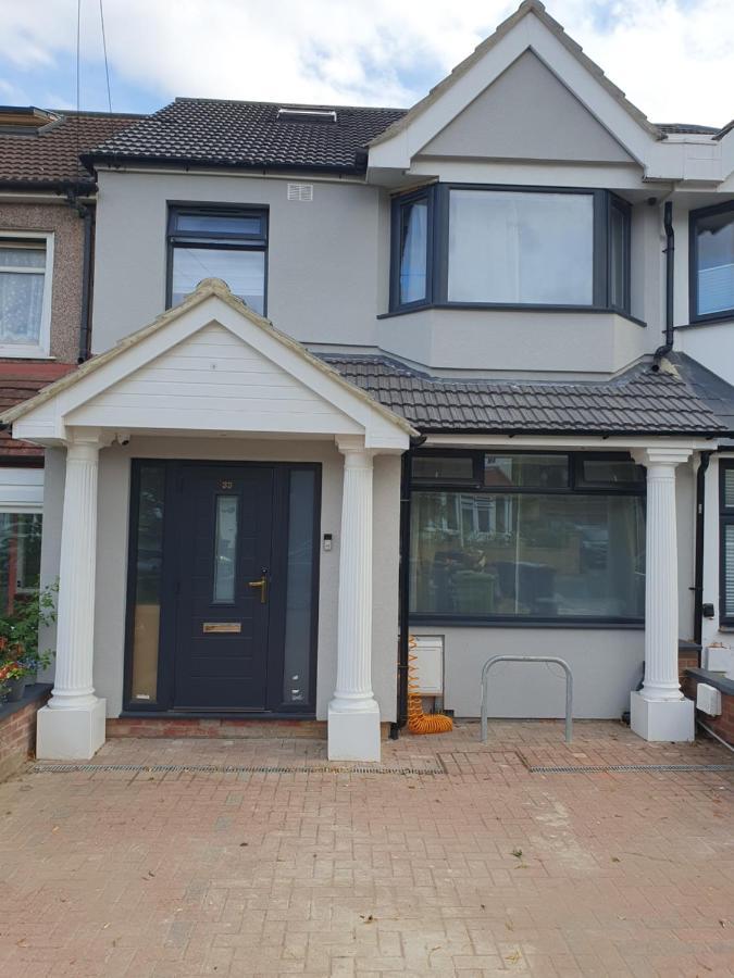 Beautiful Guest Rooms, Free Parking, 30Min Heathrow, 40Min Wembley, 60Min Central London غرينفورد المظهر الخارجي الصورة